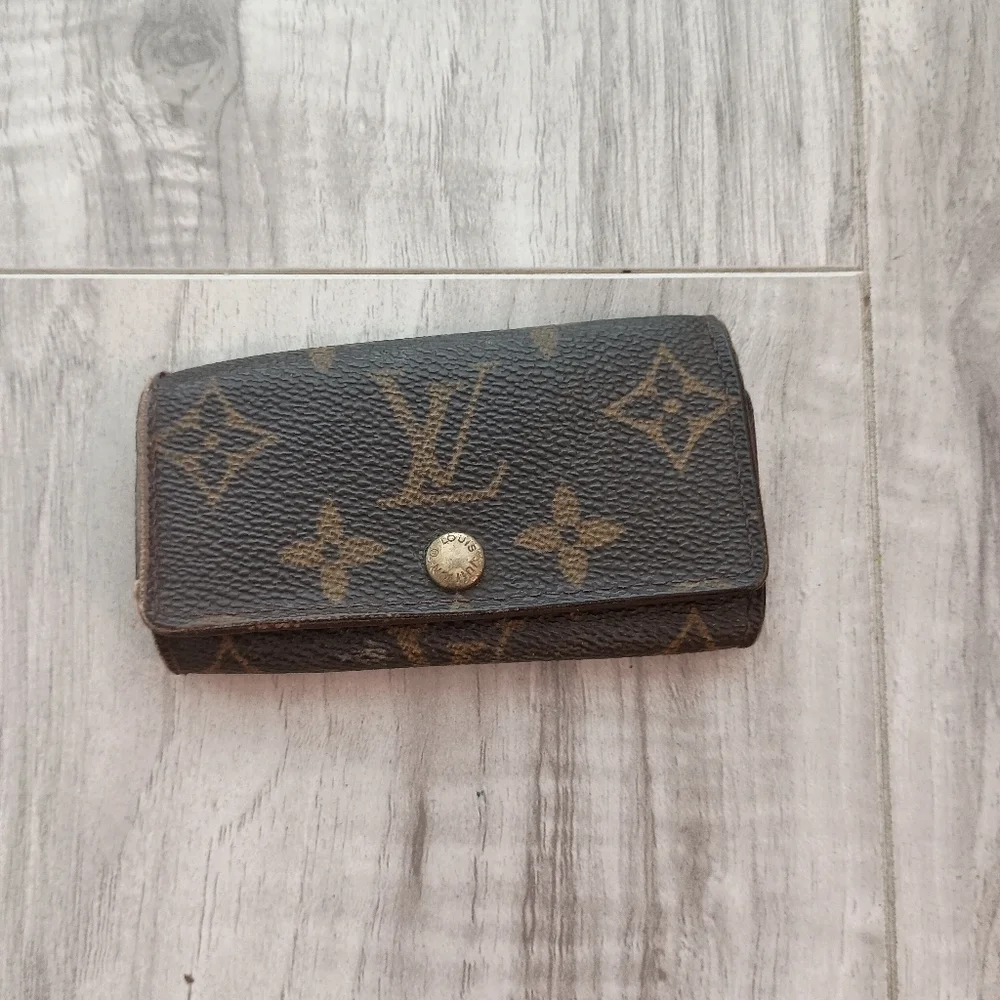 Authentic Louis Vuitton 4 Key Holder Monogram Canvas
